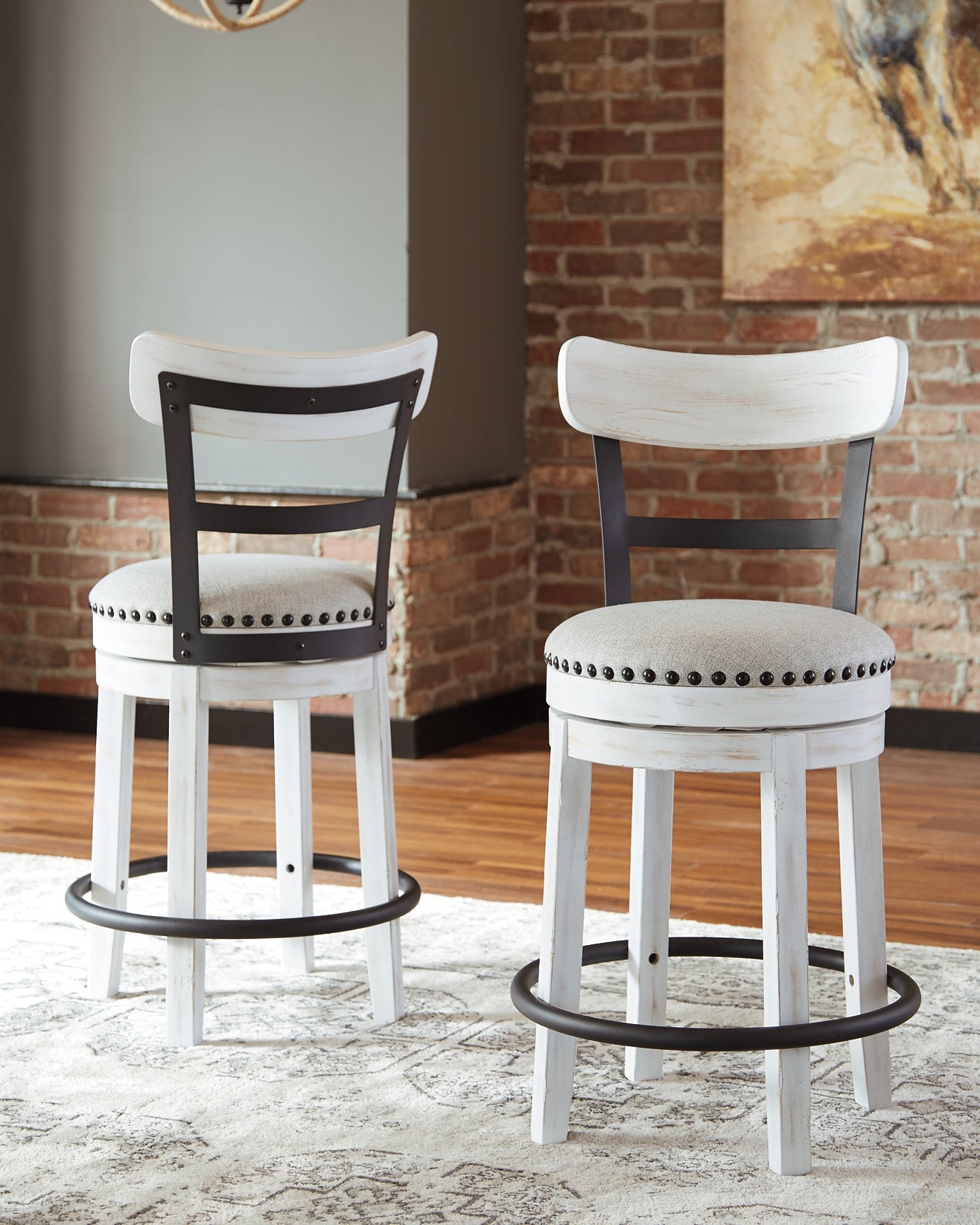 Ashley Express - Mesa de comedor Valebeck de altura de mostrador y 4 taburetes