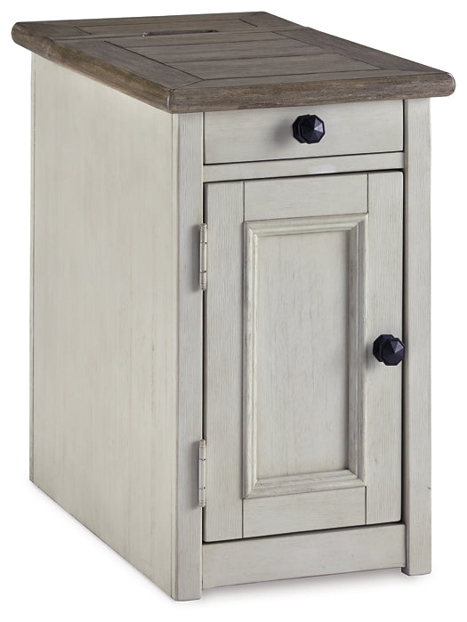 Ashley Express - Mesa auxiliar con silla Bolanburg