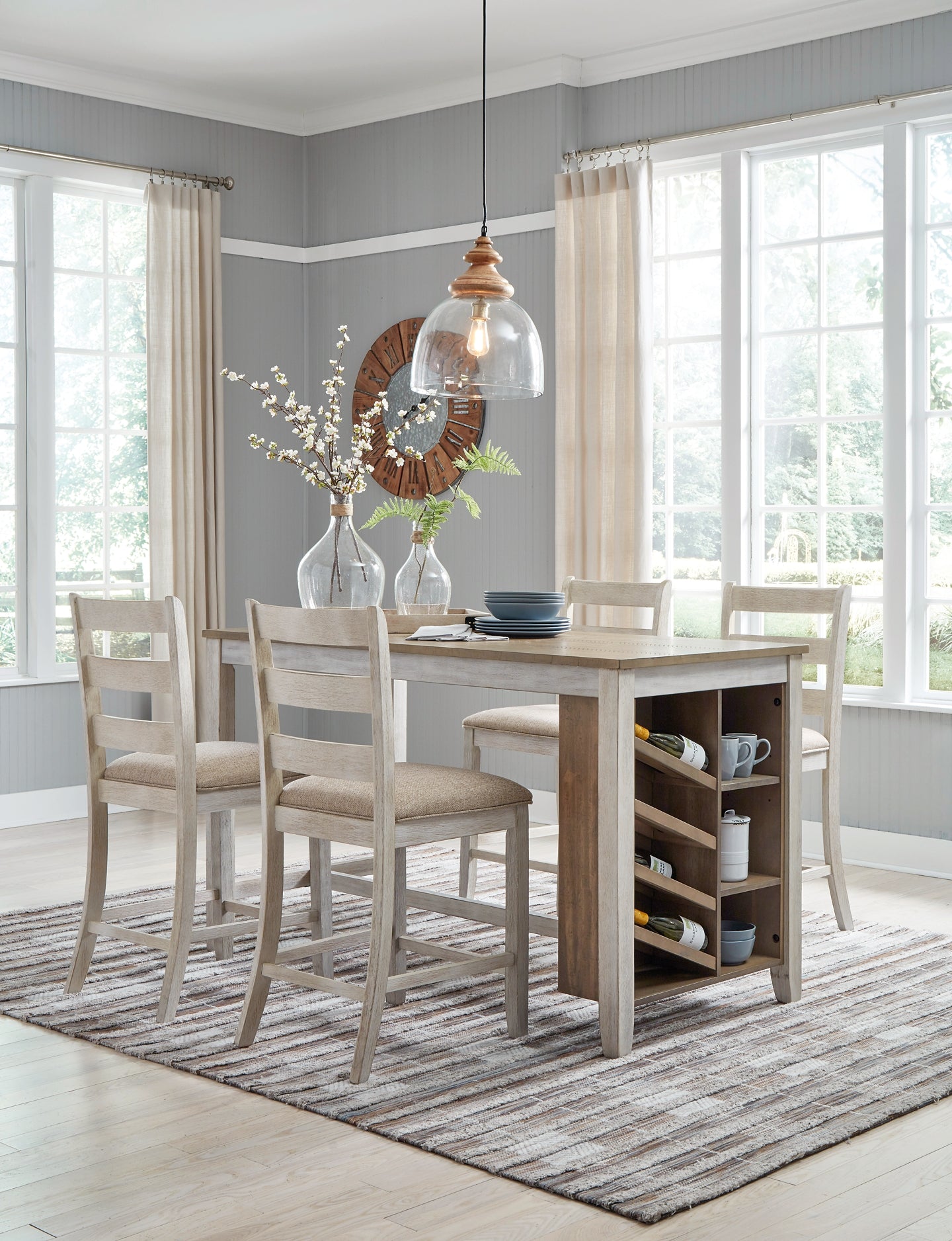 Ashley Express - Mesa de comedor Skempton de altura de mostrador y 4 taburetes
