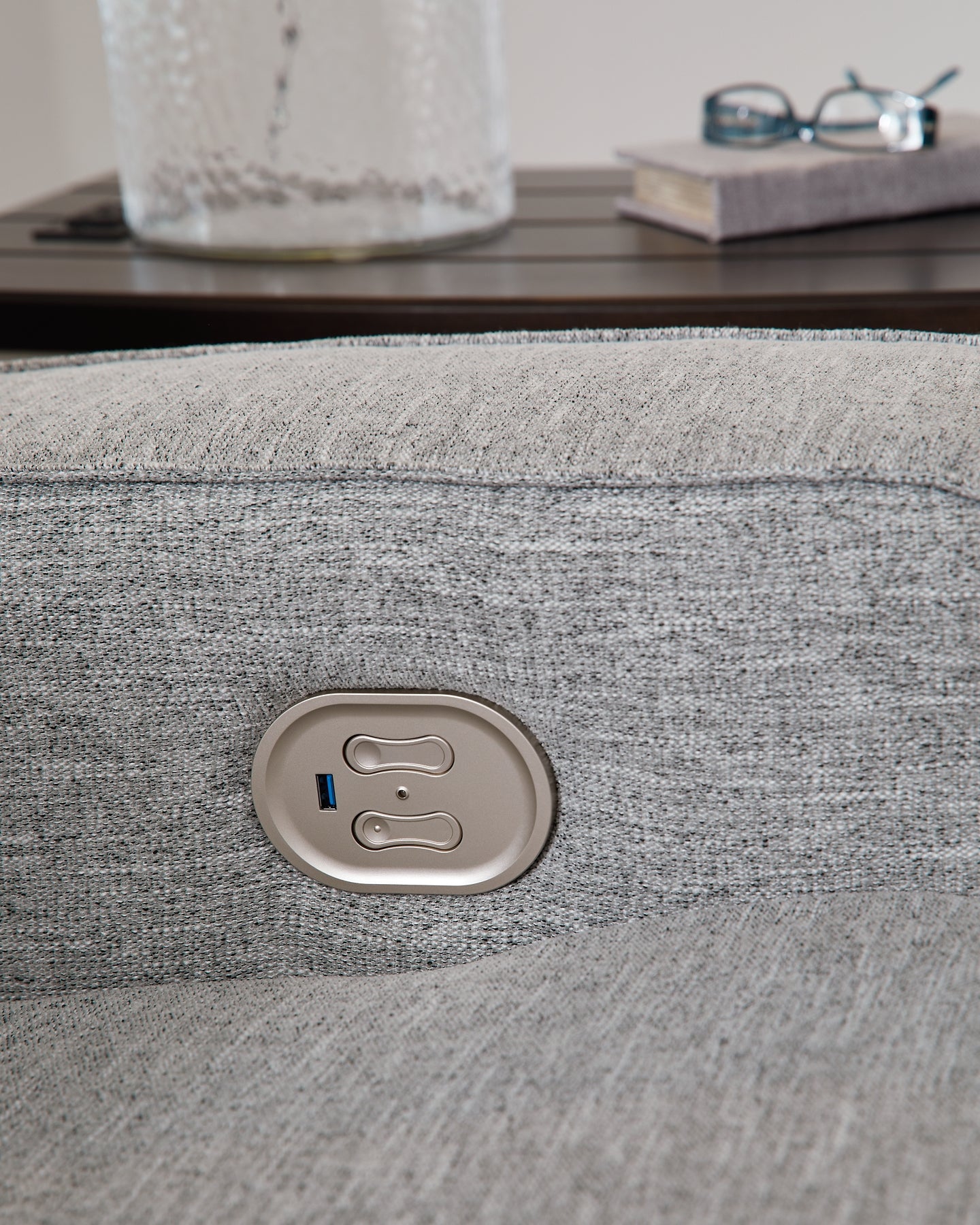Sillón reclinable eléctrico Biscoe con reposacabezas ajustable