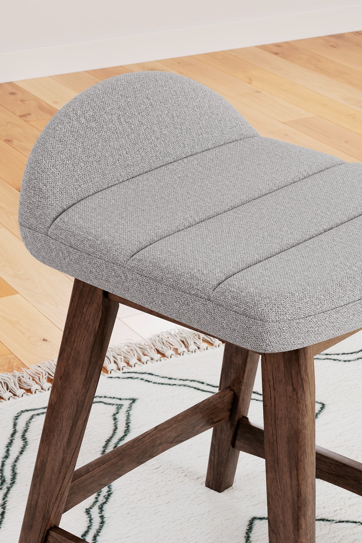 Ashley Express - Mesa de comedor Lyncott de altura de mostrador y 4 taburetes