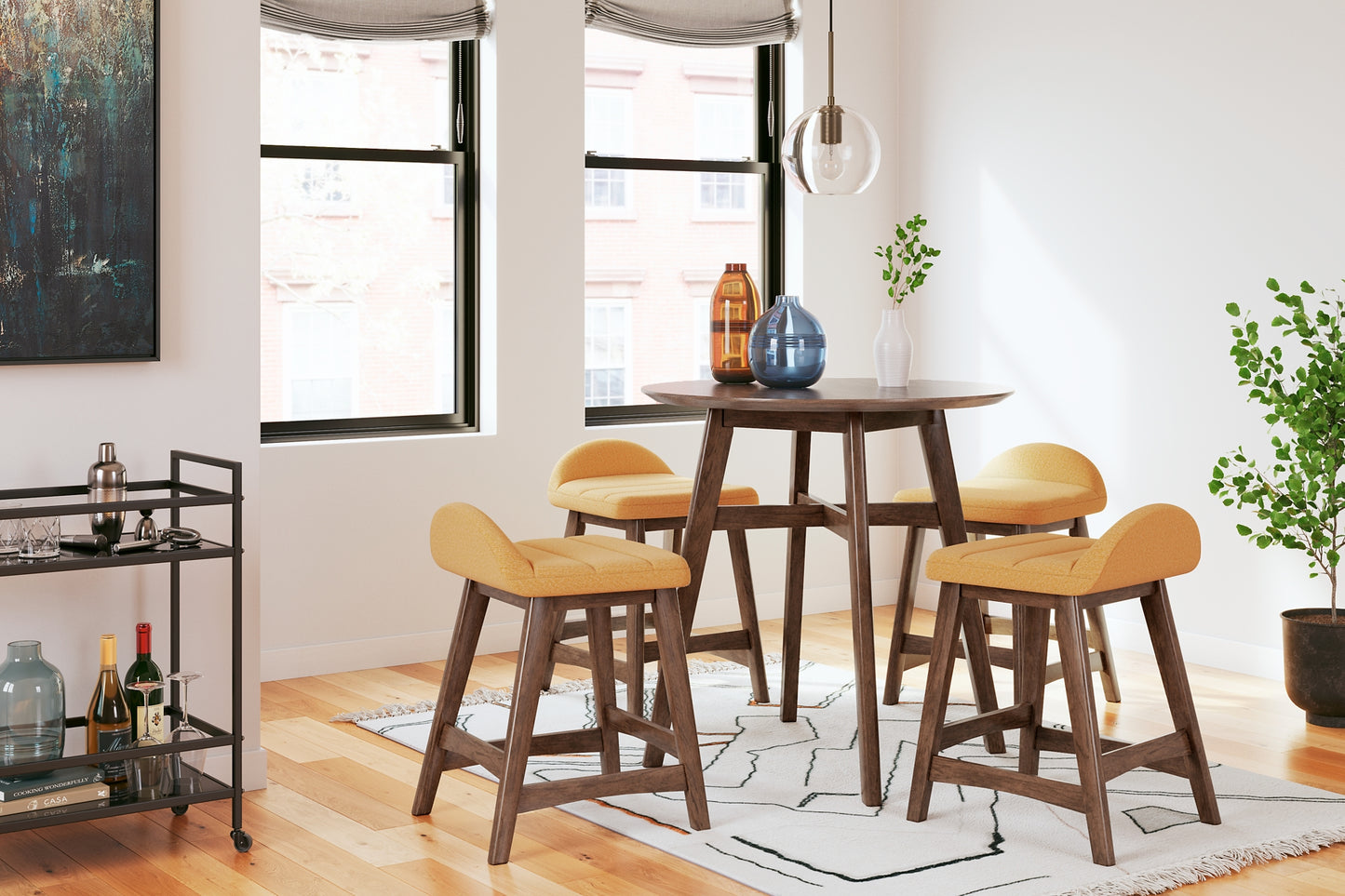 Ashley Express - Mesa de comedor Lyncott de altura de mostrador y 4 taburetes