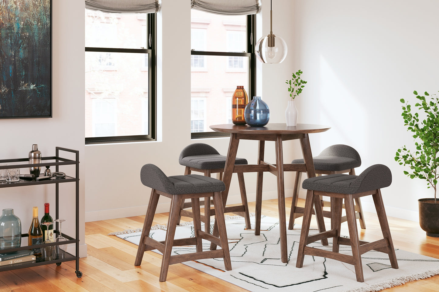 Ashley Express - Mesa de comedor Lyncott de altura de mostrador y 4 taburetes