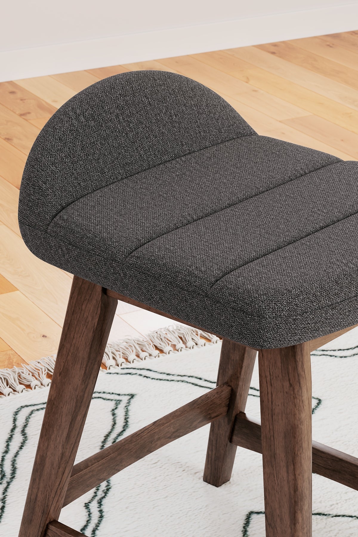 Ashley Express - Mesa de comedor Lyncott de altura de mostrador y 4 taburetes