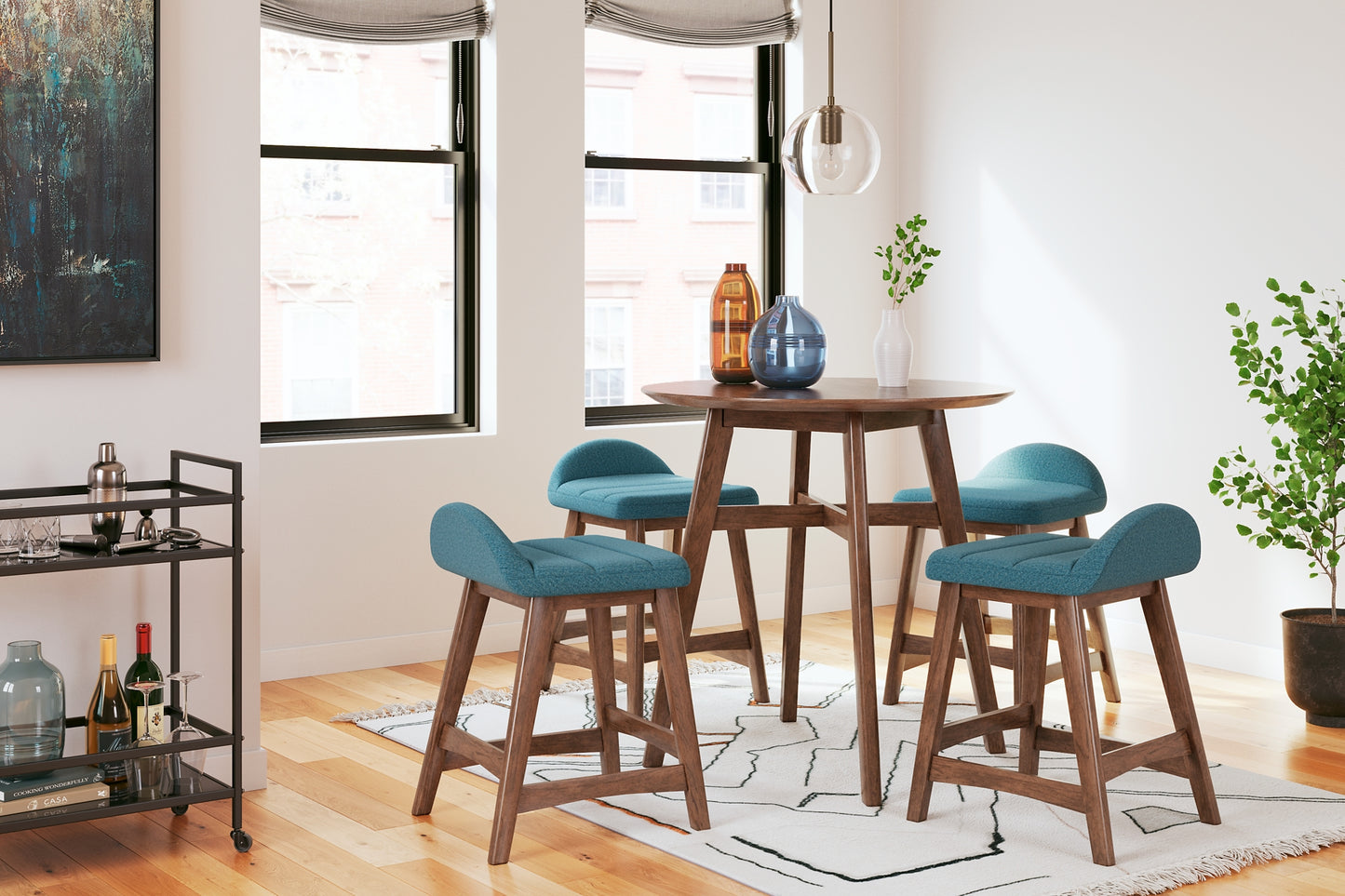 Ashley Express - Mesa de comedor Lyncott de altura de mostrador y 4 taburetes