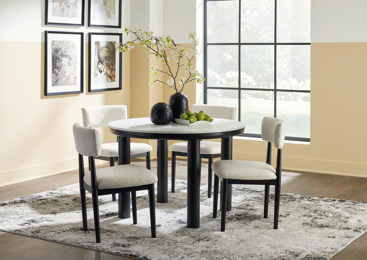 Ashley Express - Mesa de comedor Xandrum y 4 sillas