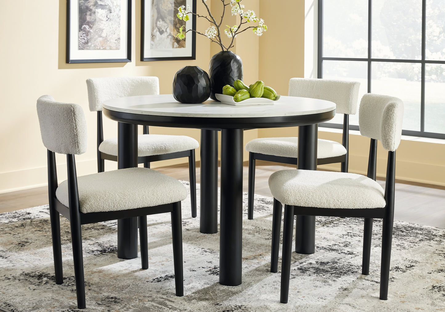 Ashley Express - Mesa de comedor Xandrum y 4 sillas