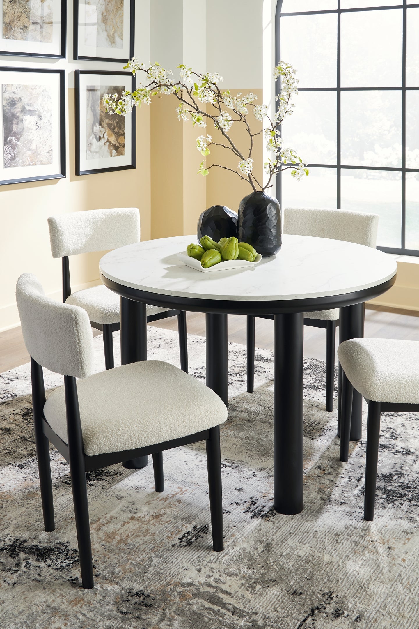 Ashley Express - Mesa de comedor Xandrum y 4 sillas