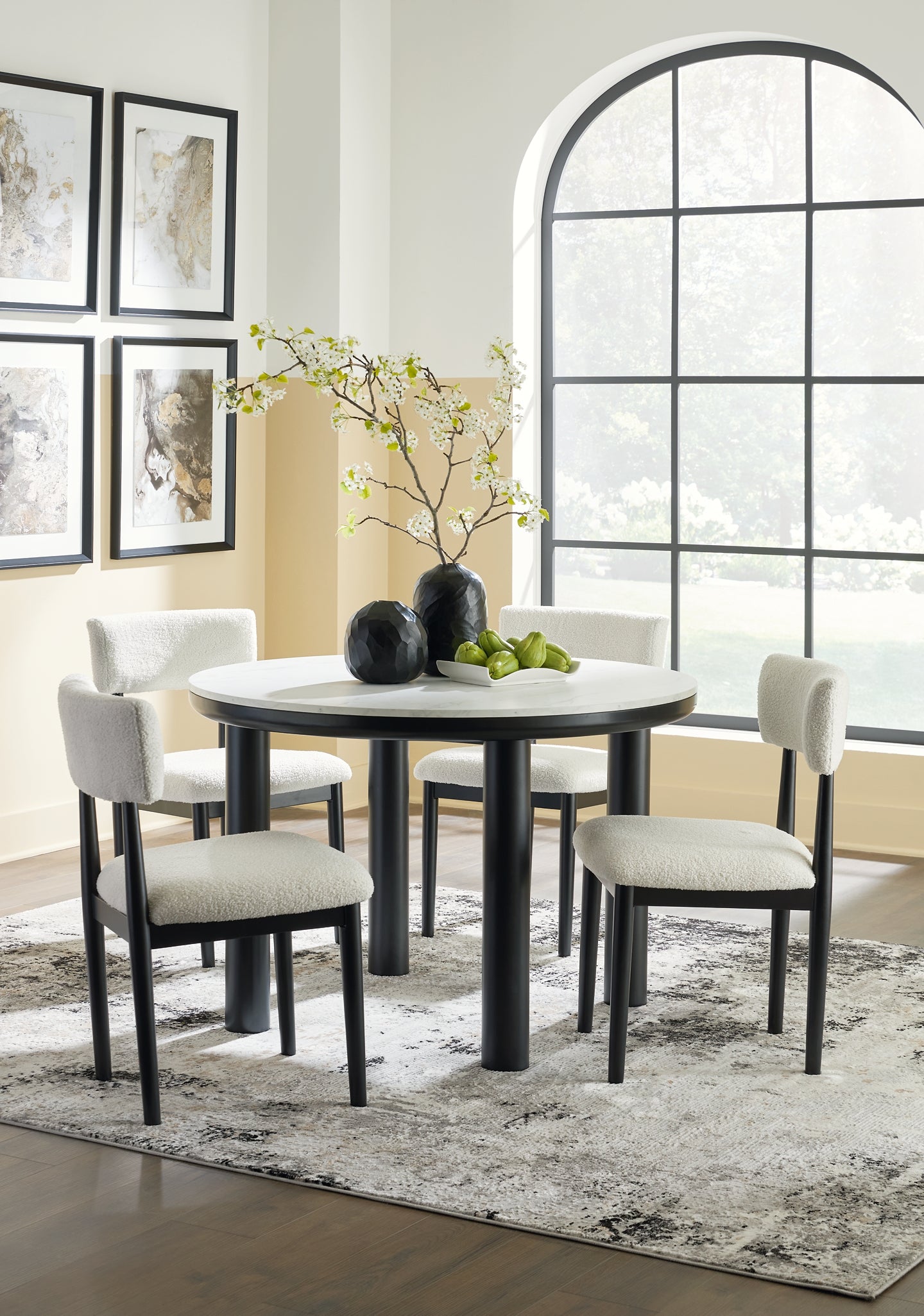 Ashley Express - Mesa de comedor Xandrum y 4 sillas