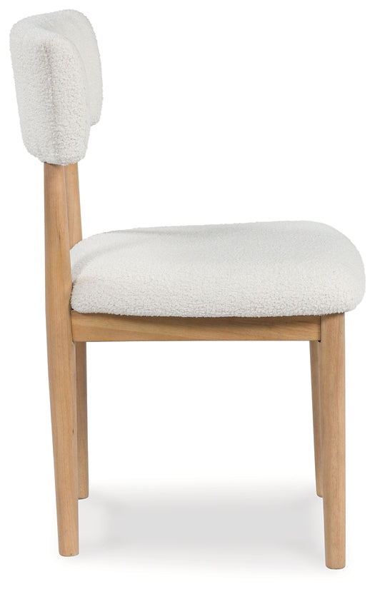 Ashley Express - Mesa de comedor Sawdyn y 4 sillas