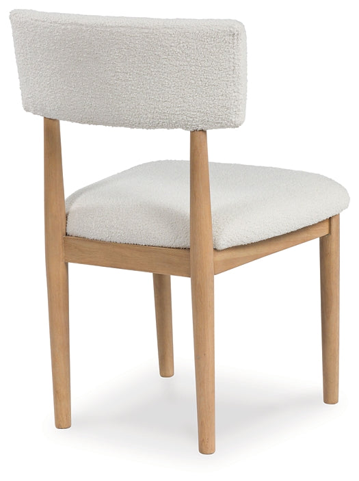 Ashley Express - Mesa de comedor Sawdyn y 4 sillas