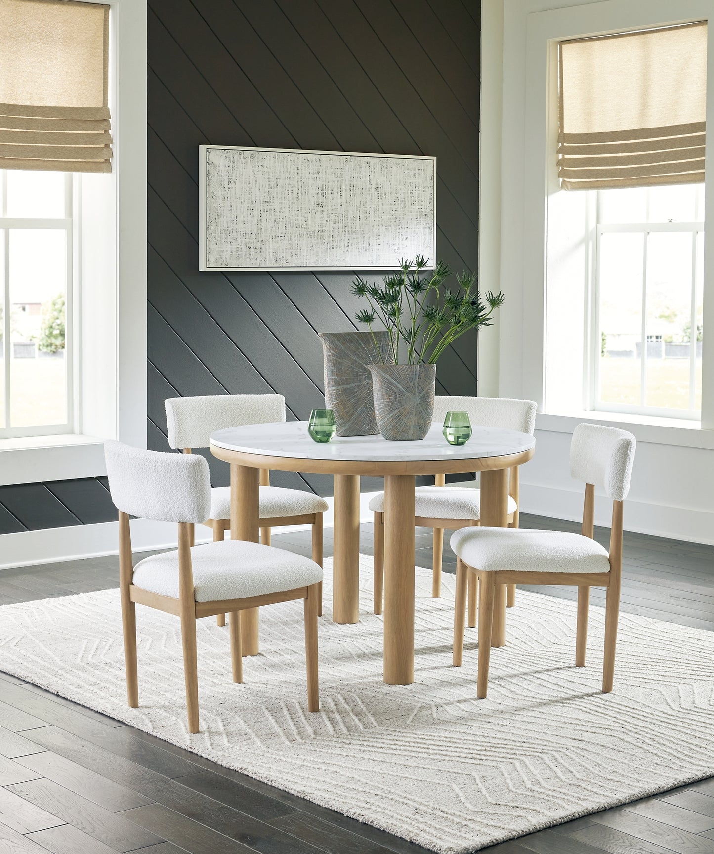 Ashley Express - Mesa de comedor Sawdyn y 4 sillas