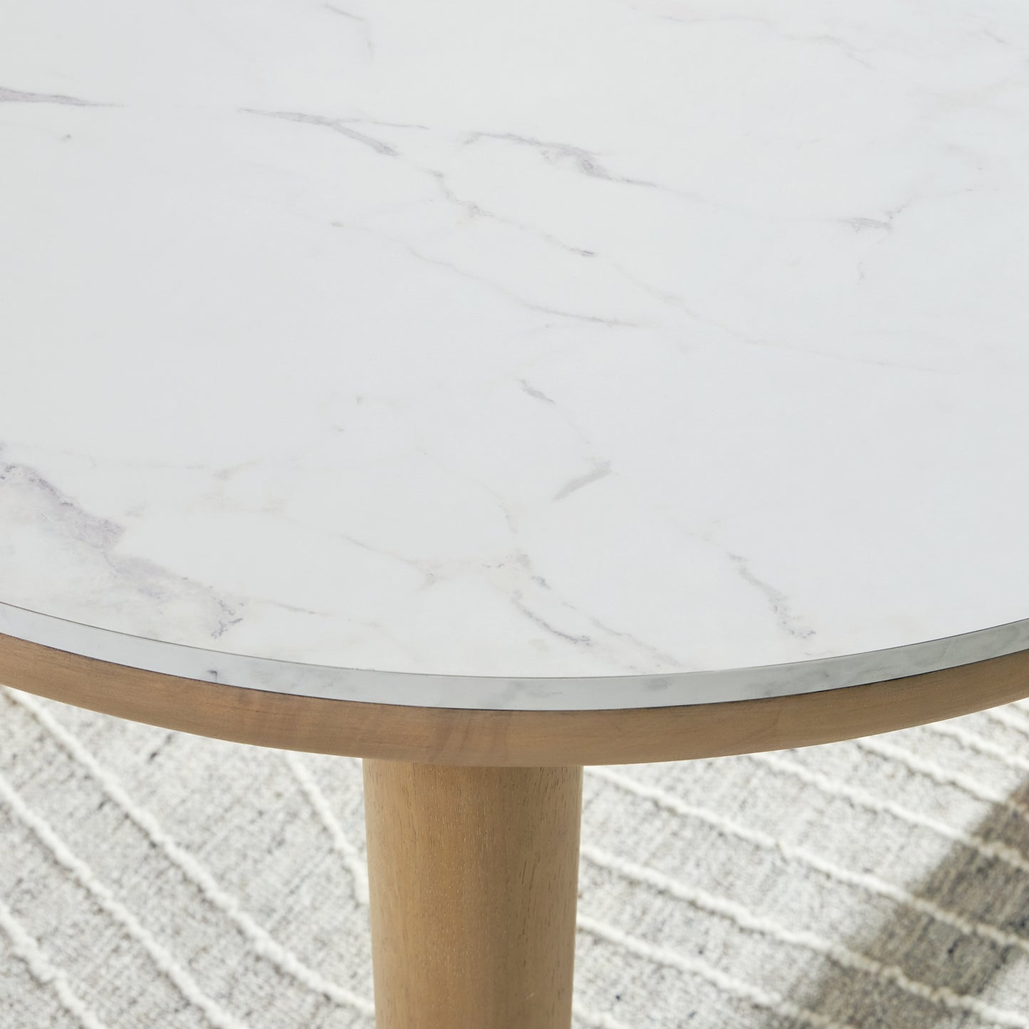 Ashley Express - Mesa de comedor Sawdyn y 4 sillas