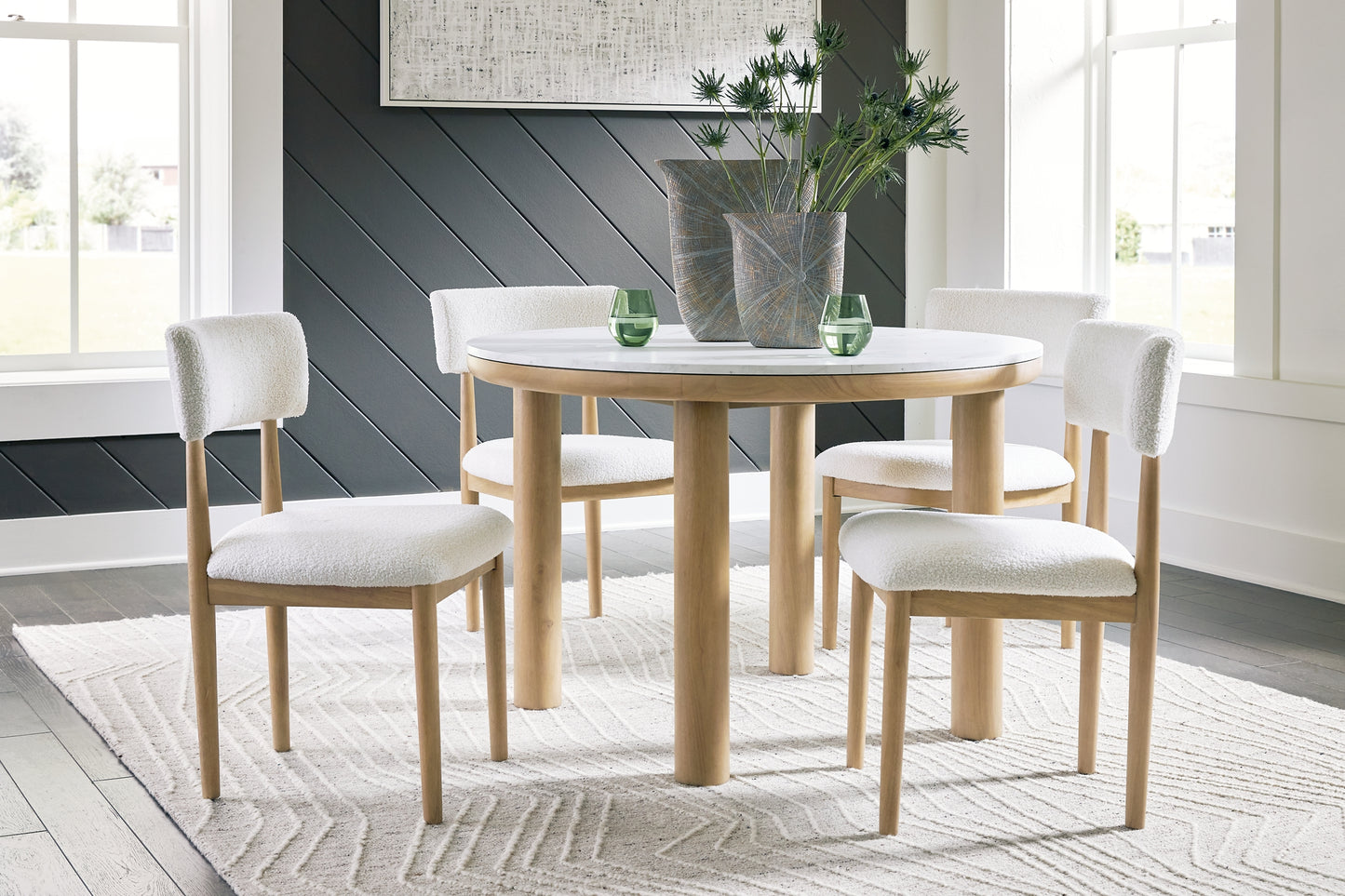 Ashley Express - Mesa de comedor Sawdyn y 4 sillas