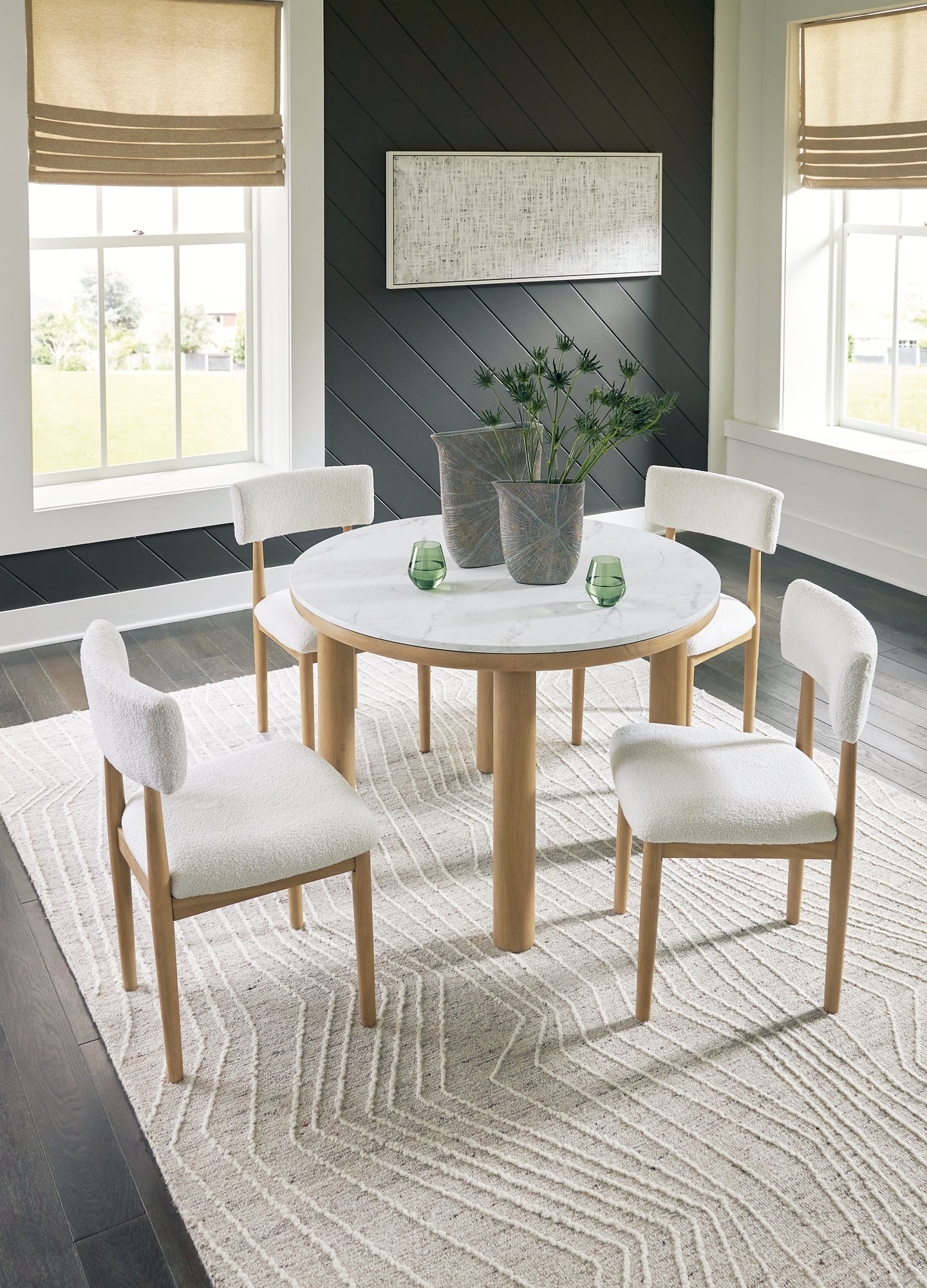 Ashley Express - Mesa de comedor Sawdyn y 4 sillas