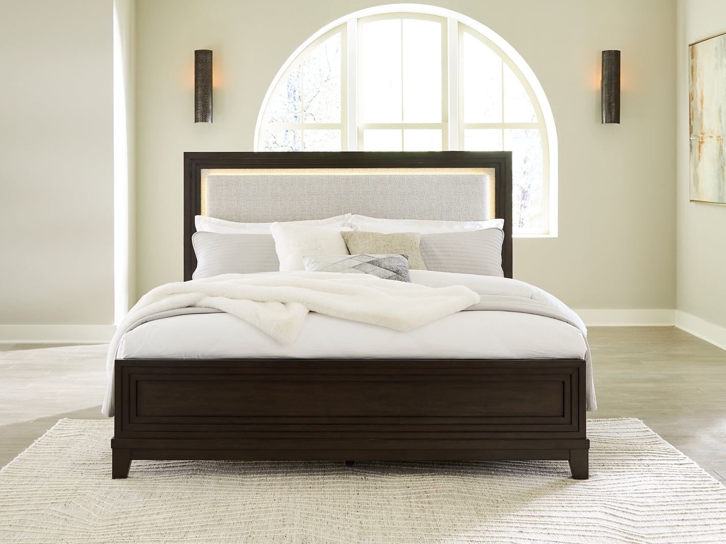 Ashley Express - Cama Queen Neymorton con paneles tapizados