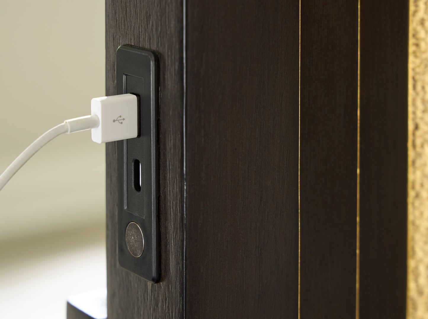 Cama King Neymorton con paneles tapizados