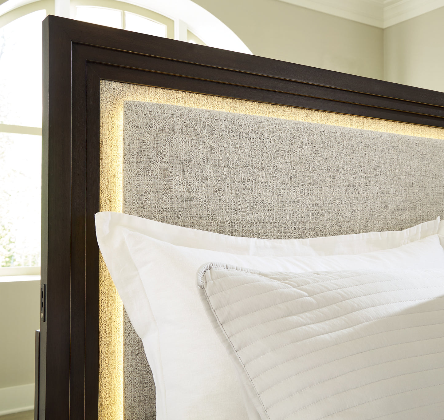 Ashley Express - Cama Queen Neymorton con paneles tapizados