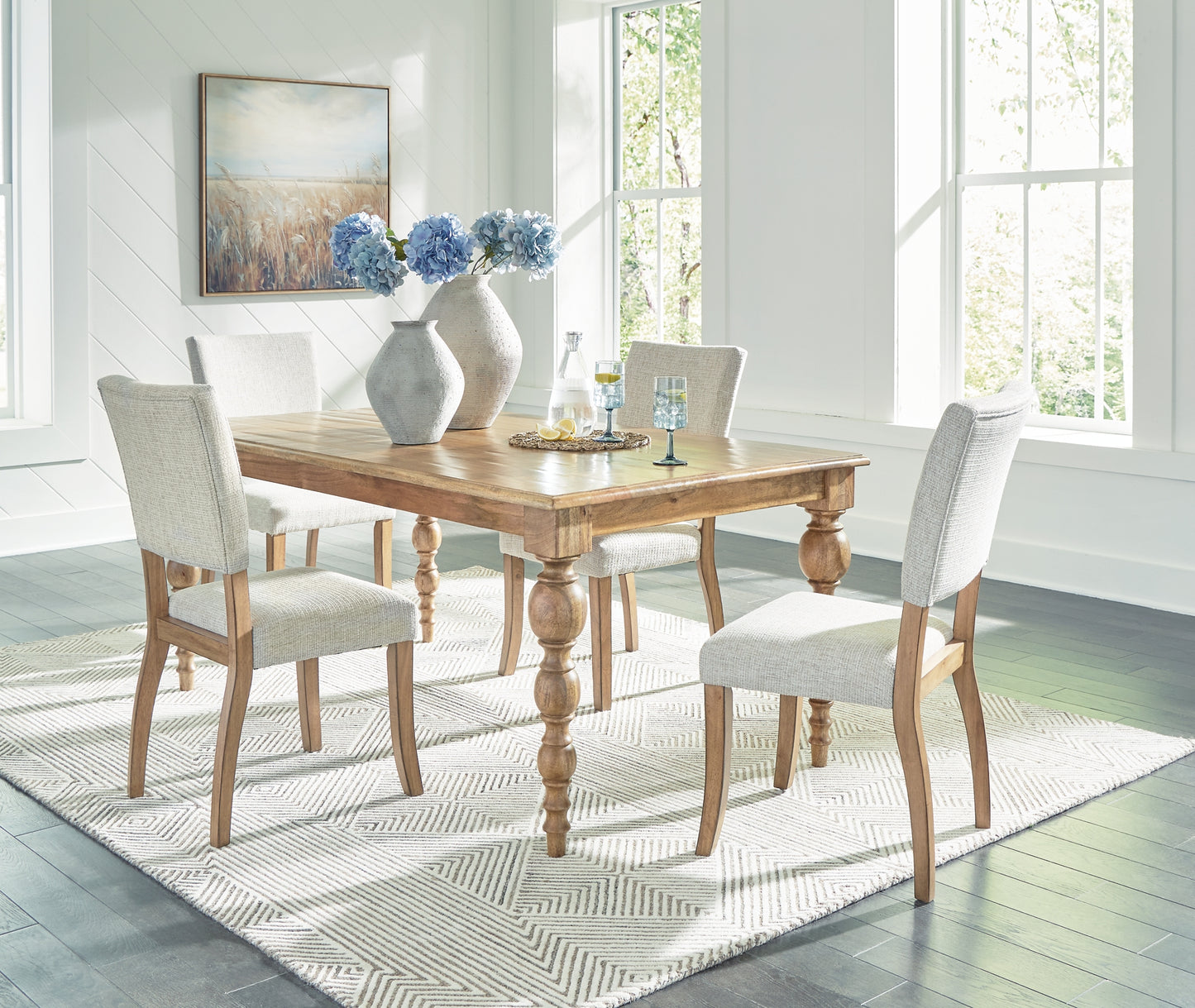 Mesa de comedor Rybergston y 4 sillas