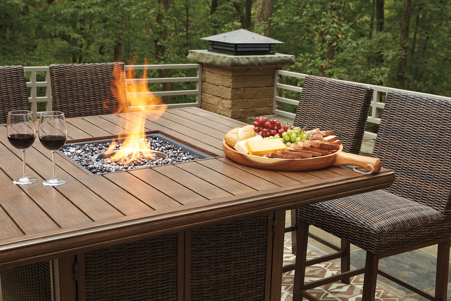 Mesa de comedor exterior Paradise Trail de altura alta con 4 taburetes