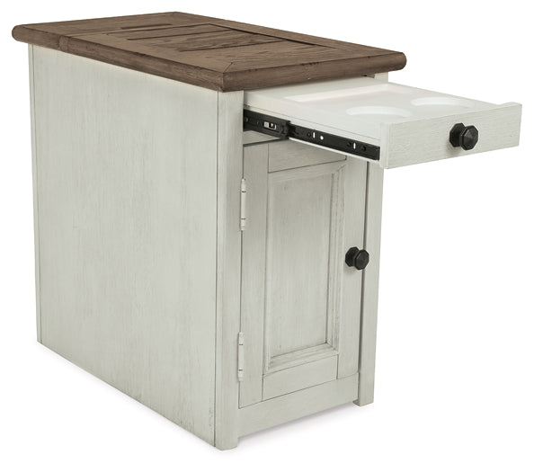 Ashley Express - Mesa auxiliar con silla Bolanburg