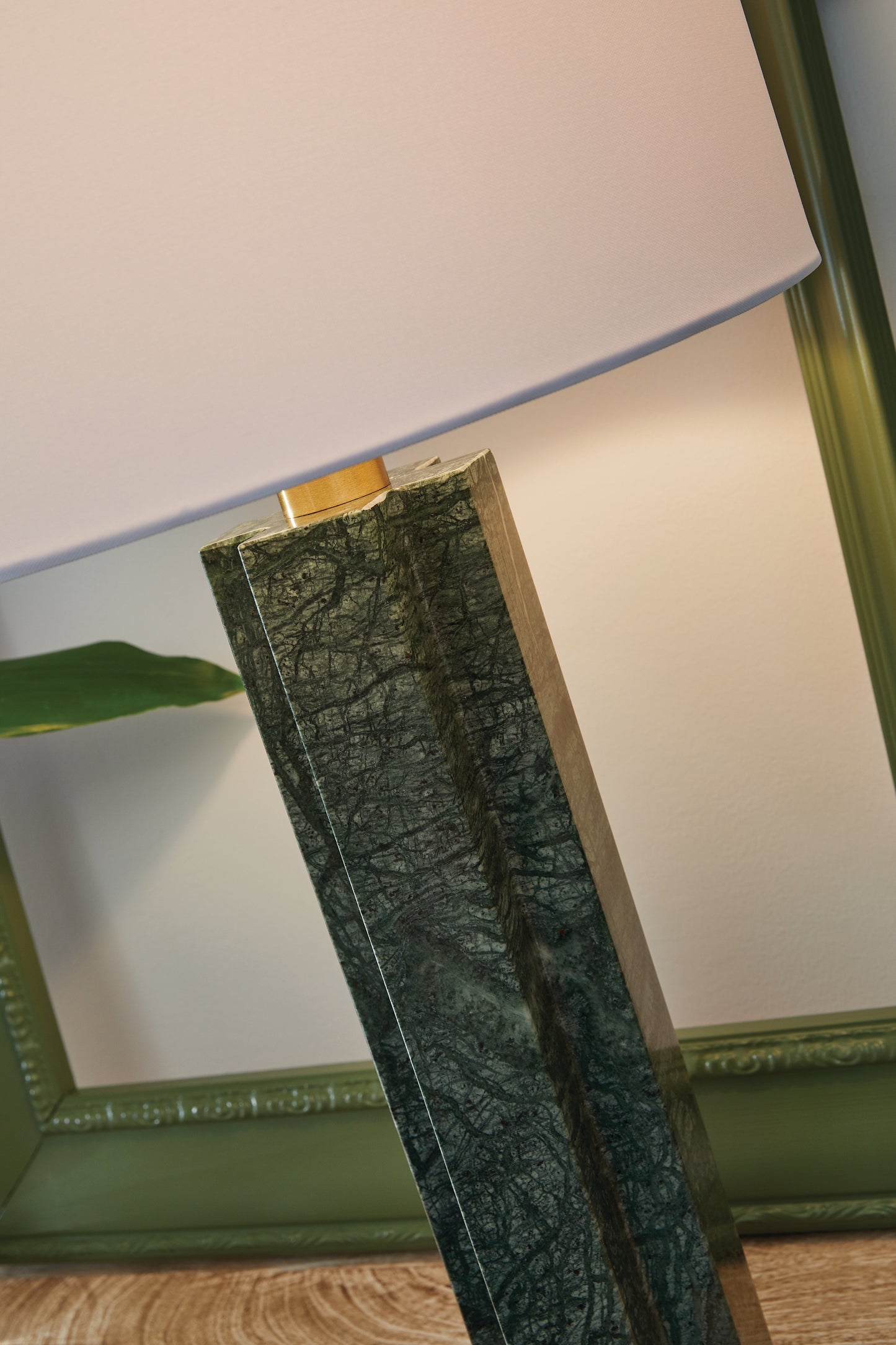 Ashley Express - Lámpara de mesa de mármol Keegan (1 unidad)