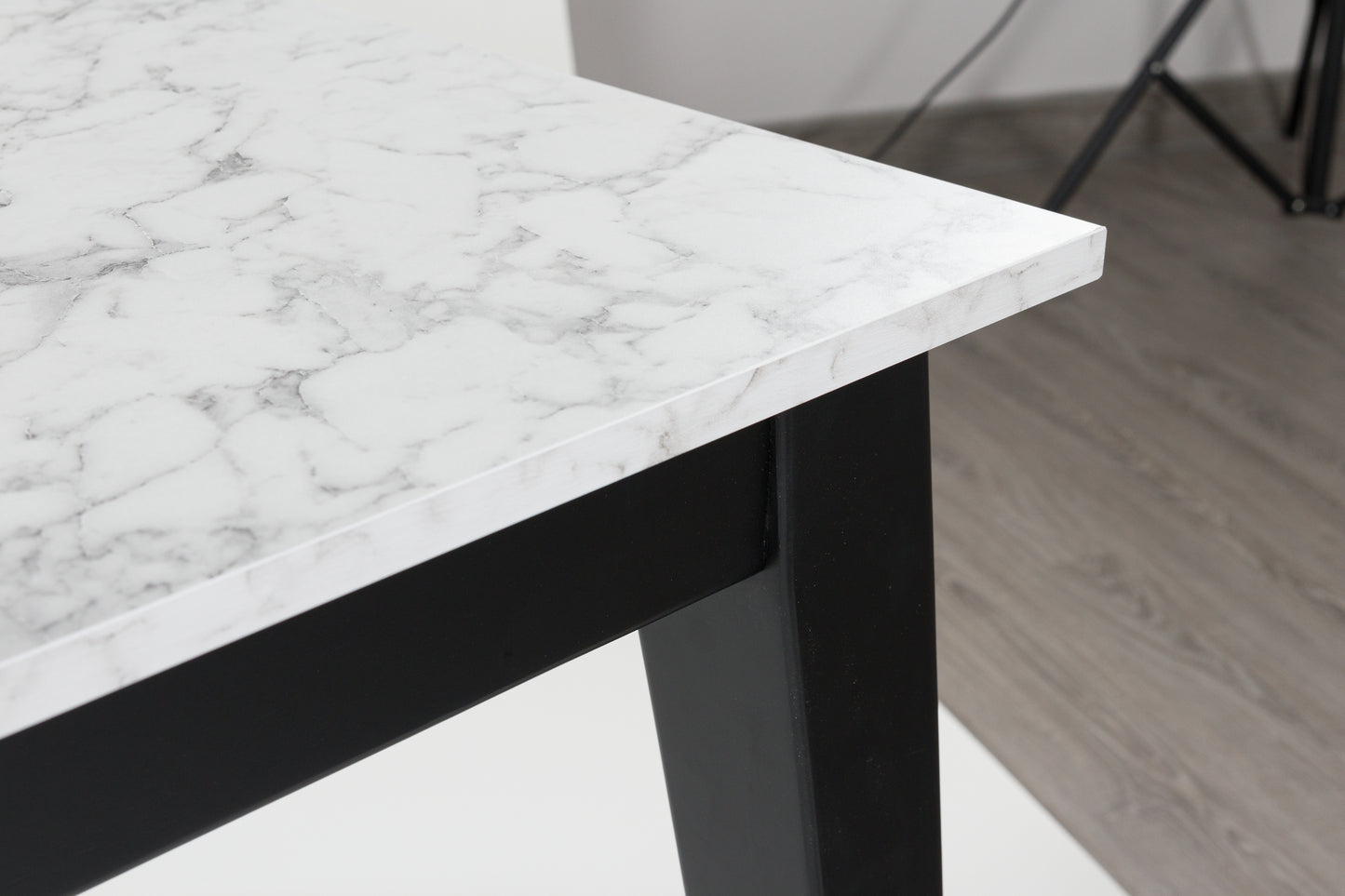 Mesa de comedor Jettaya y 4 sillas