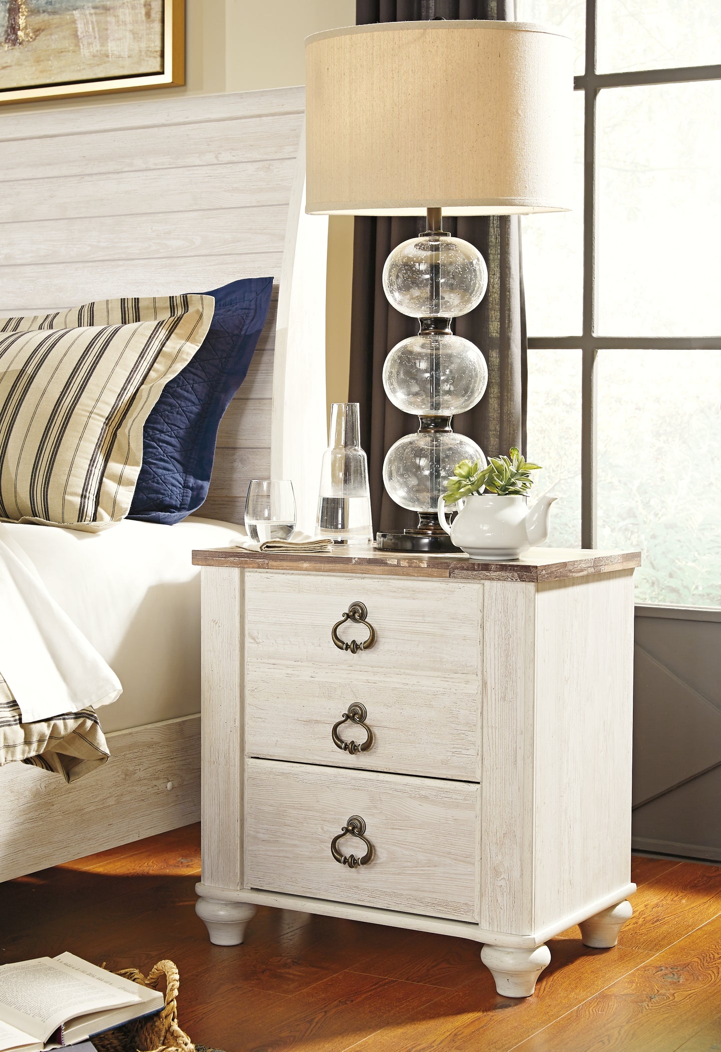 Cama Willowton Queen tipo trineo con tocador con espejo, cómoda y mesita de noche
