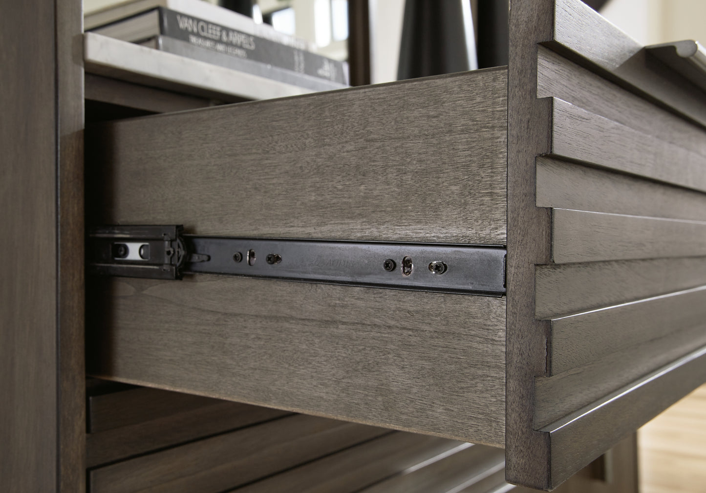 Cama Arkenton King con paneles, cómoda y espejo