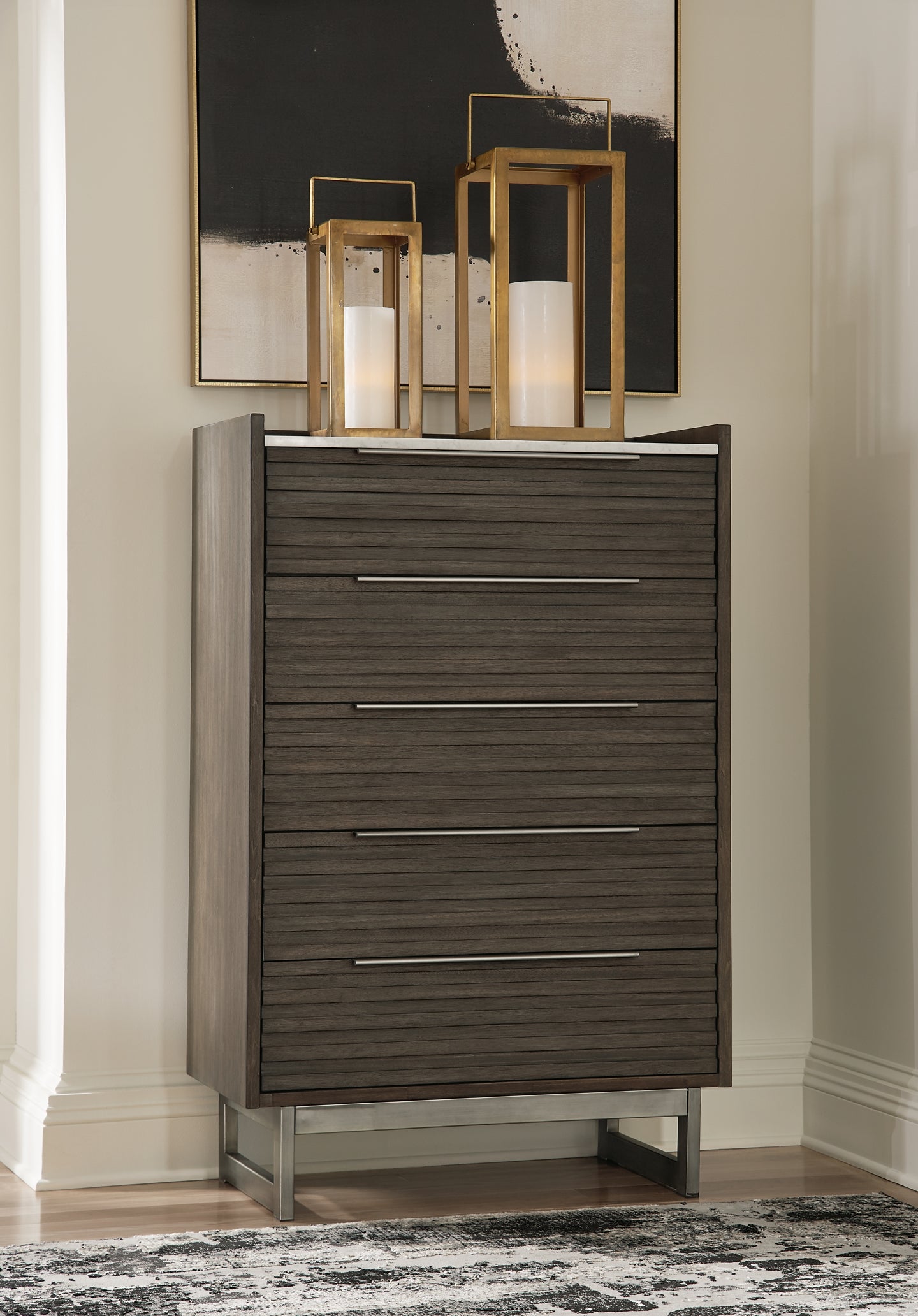 Cama Arkenton King con paneles, cómoda y espejo