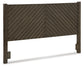 Cama Arkenton King con paneles, cómoda con espejo, cómoda y mesita de noche