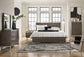 Cama Arkenton California King con paneles, cómoda con espejo, cómoda y mesita de noche