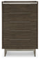 Cama Arkenton California King con paneles, cómoda con espejo, cómoda y mesita de noche