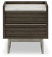 Cama Arkenton California King con paneles, cómoda con espejo, cómoda y mesita de noche