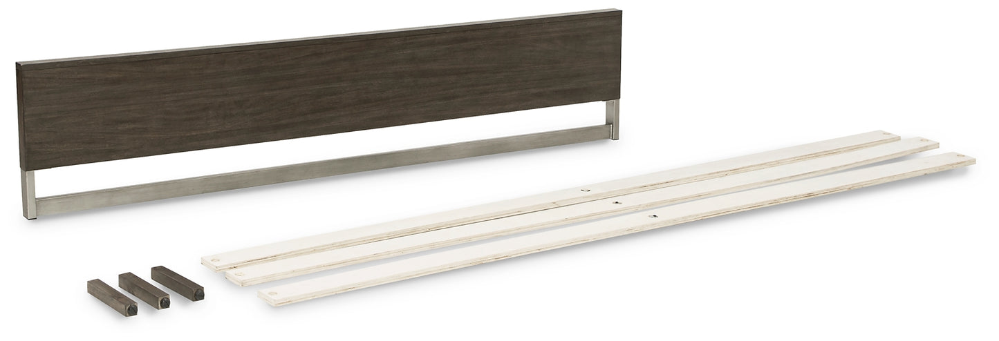 Cama Arkenton King con paneles y tocador con espejo