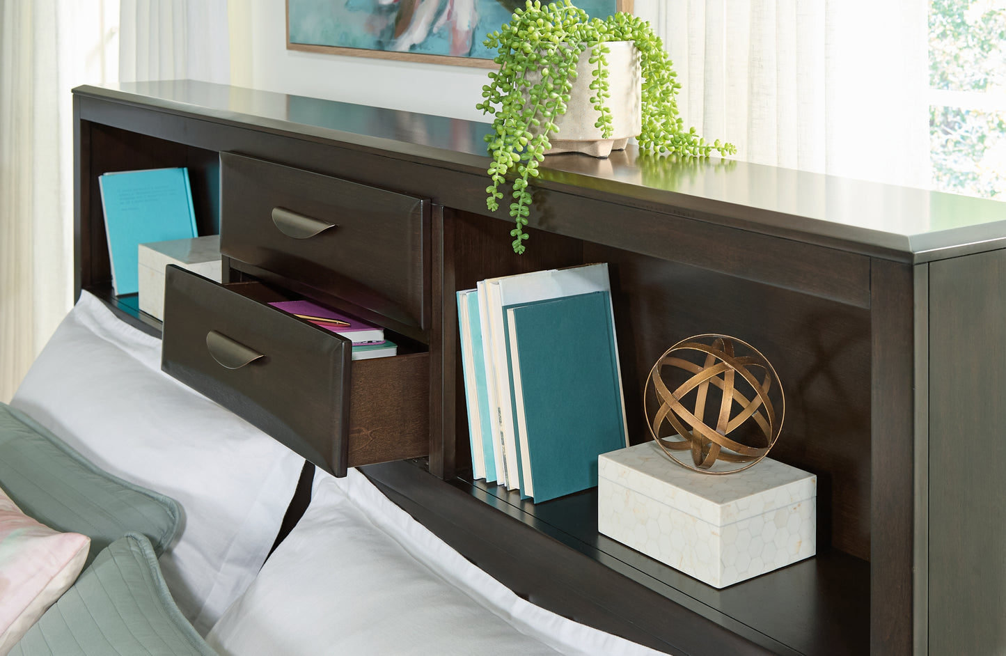 Ashley Express - Cama Vanmore con almacenamiento