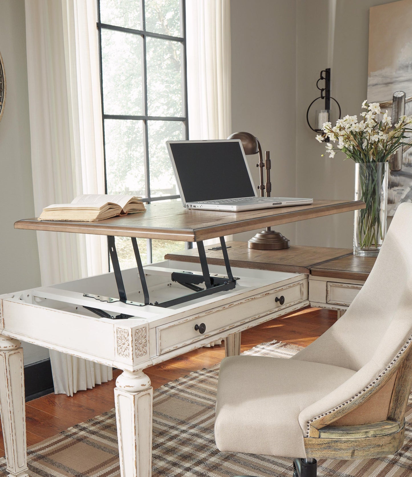 Ashley Express - Escritorio elevable Realyn para oficina en casa
