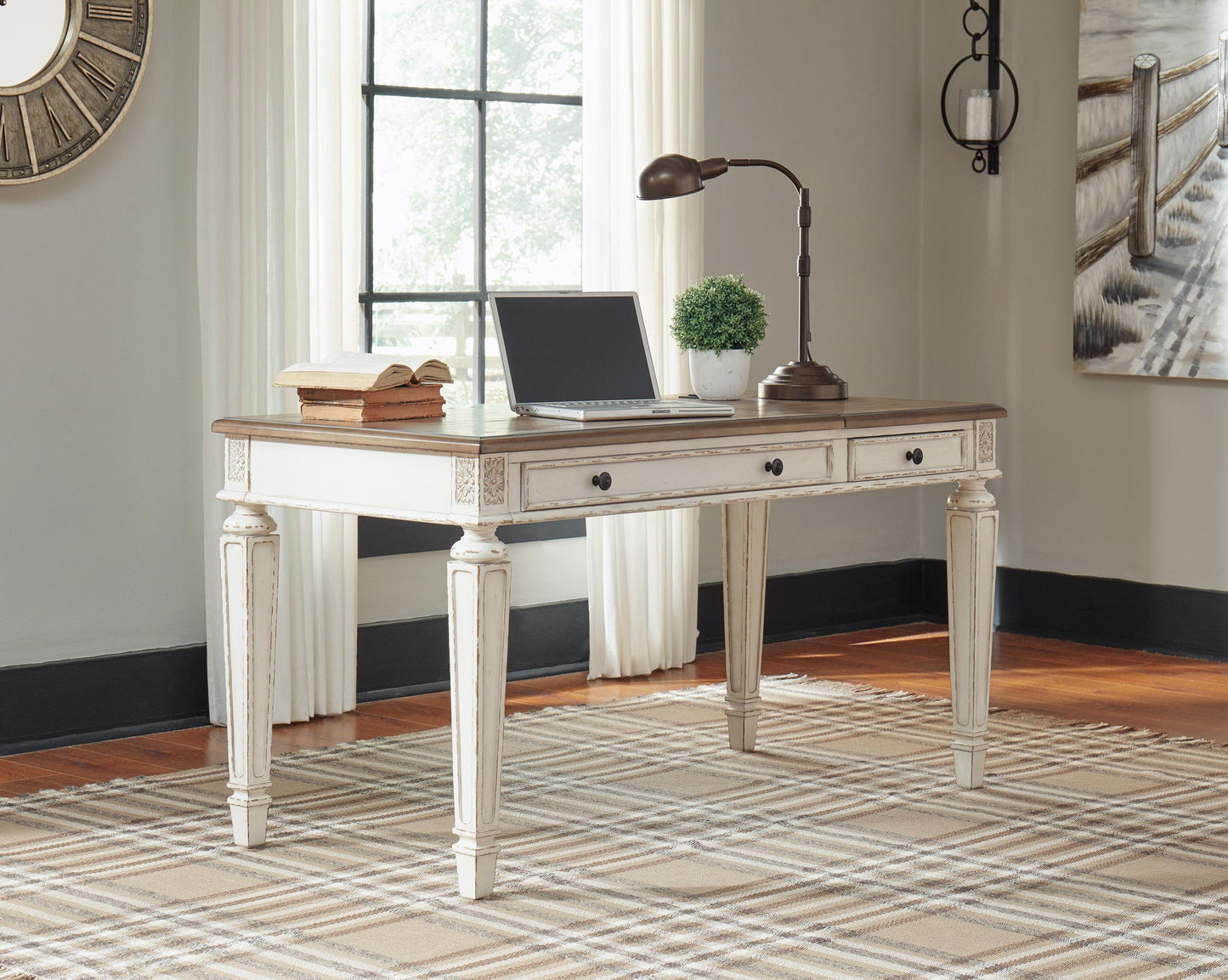 Ashley Express - Escritorio elevable Realyn para oficina en casa