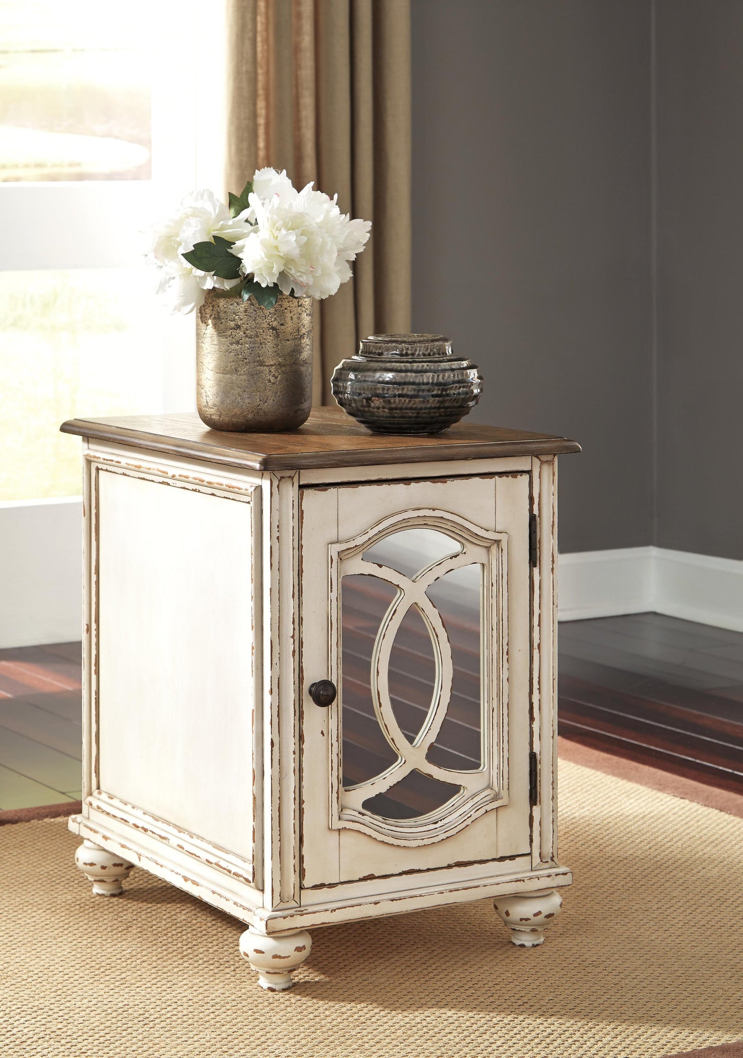 Ashley Express - Mesa auxiliar con silla Realyn