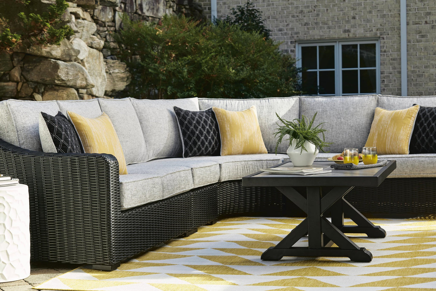Ashley Express - Mesa de cóctel rectangular Beachcroft
