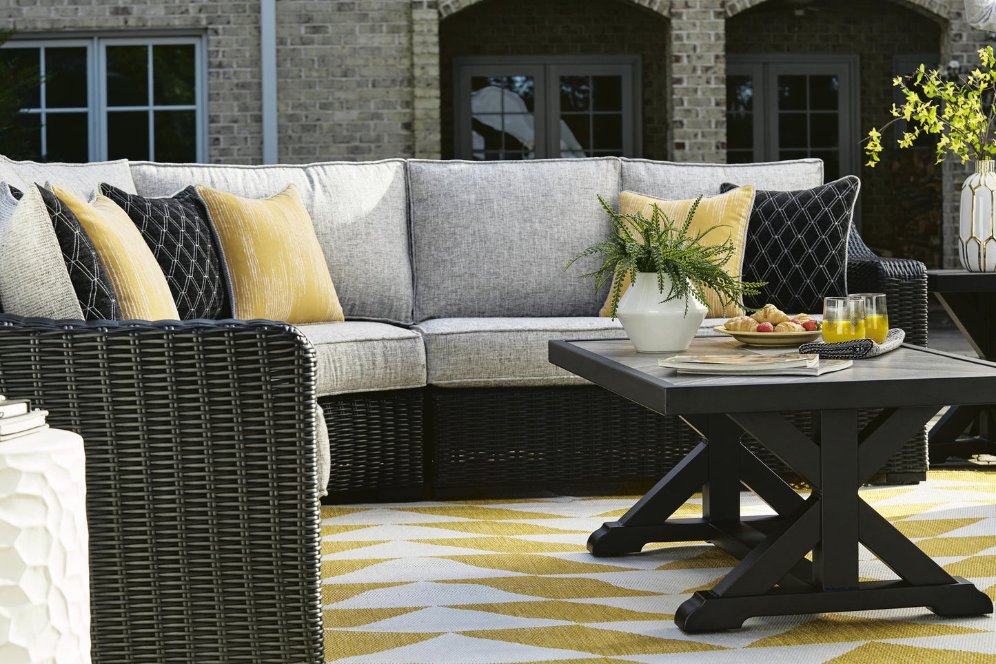 Ashley Express - Mesa de cóctel rectangular Beachcroft