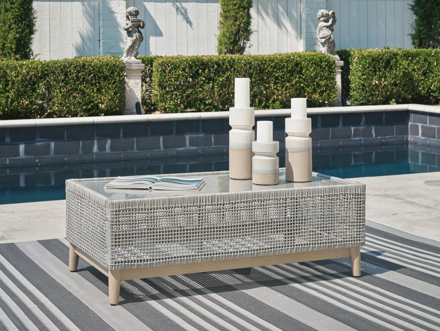 Ashley Express - Mesa de cóctel rectangular Seton Creek