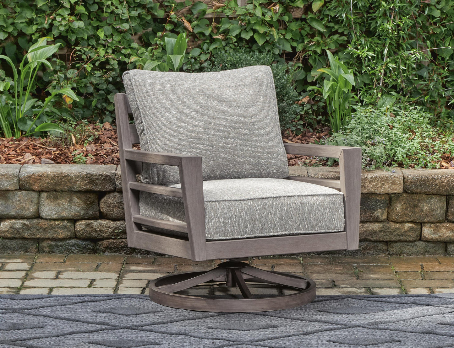 Sillón giratorio Hillside Barn con cojín