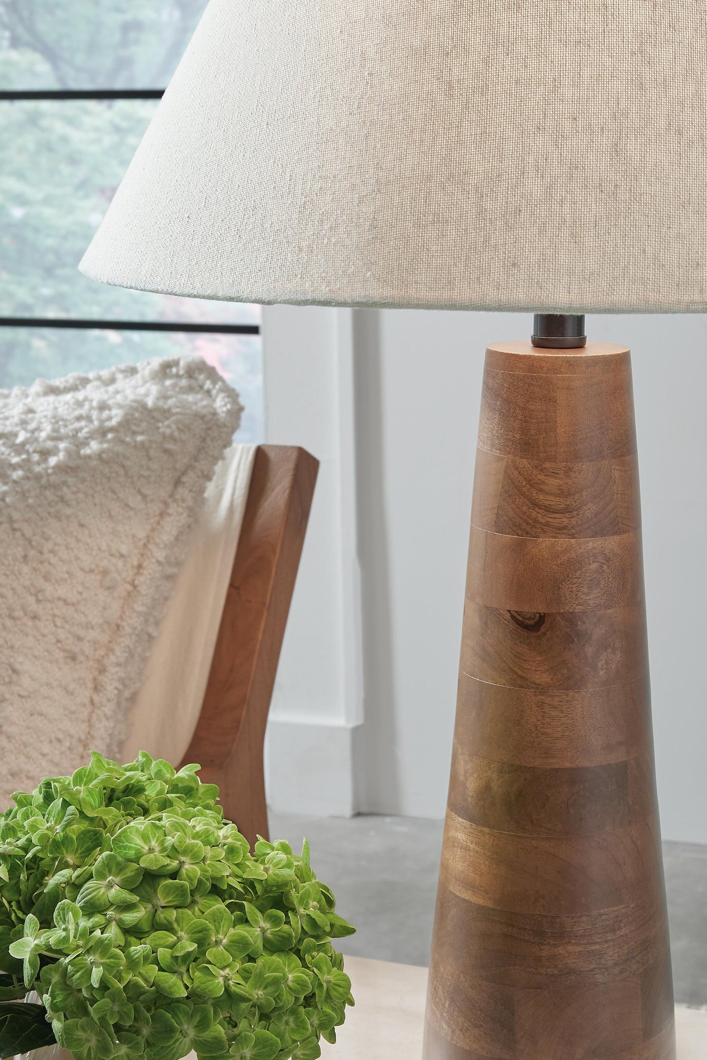 Ashley Express - Lámpara de mesa de madera Danset (1 unidad)