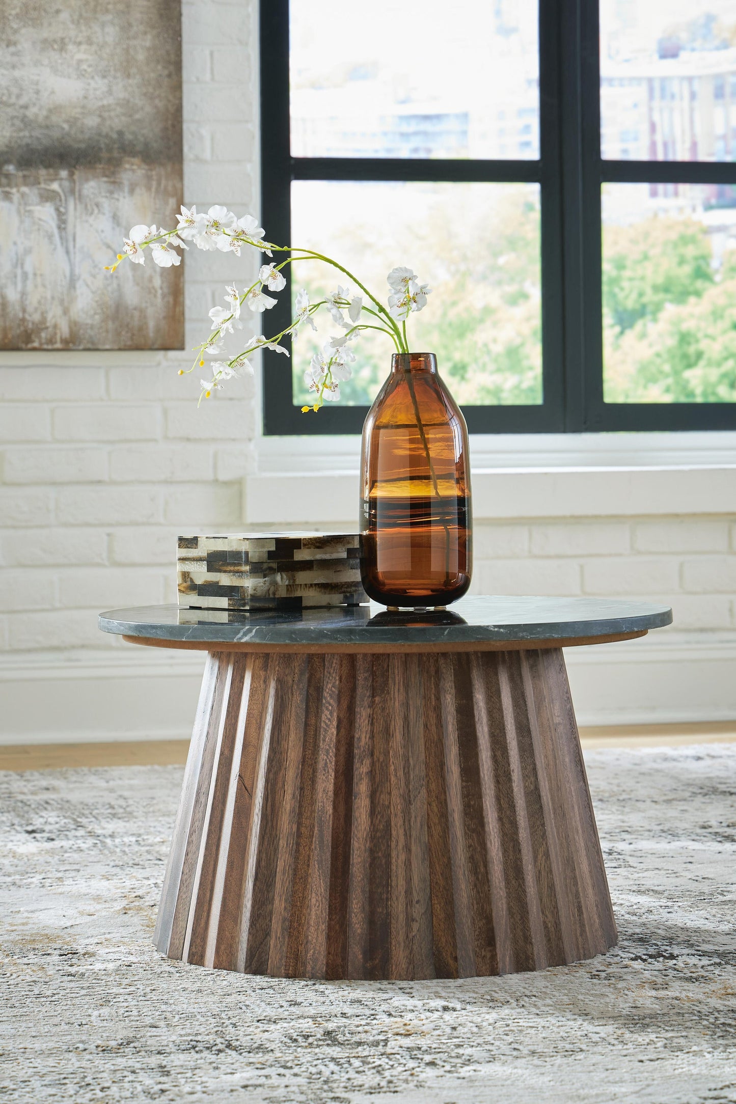 Ashley Express - Mesa de cóctel decorativa Ceilby