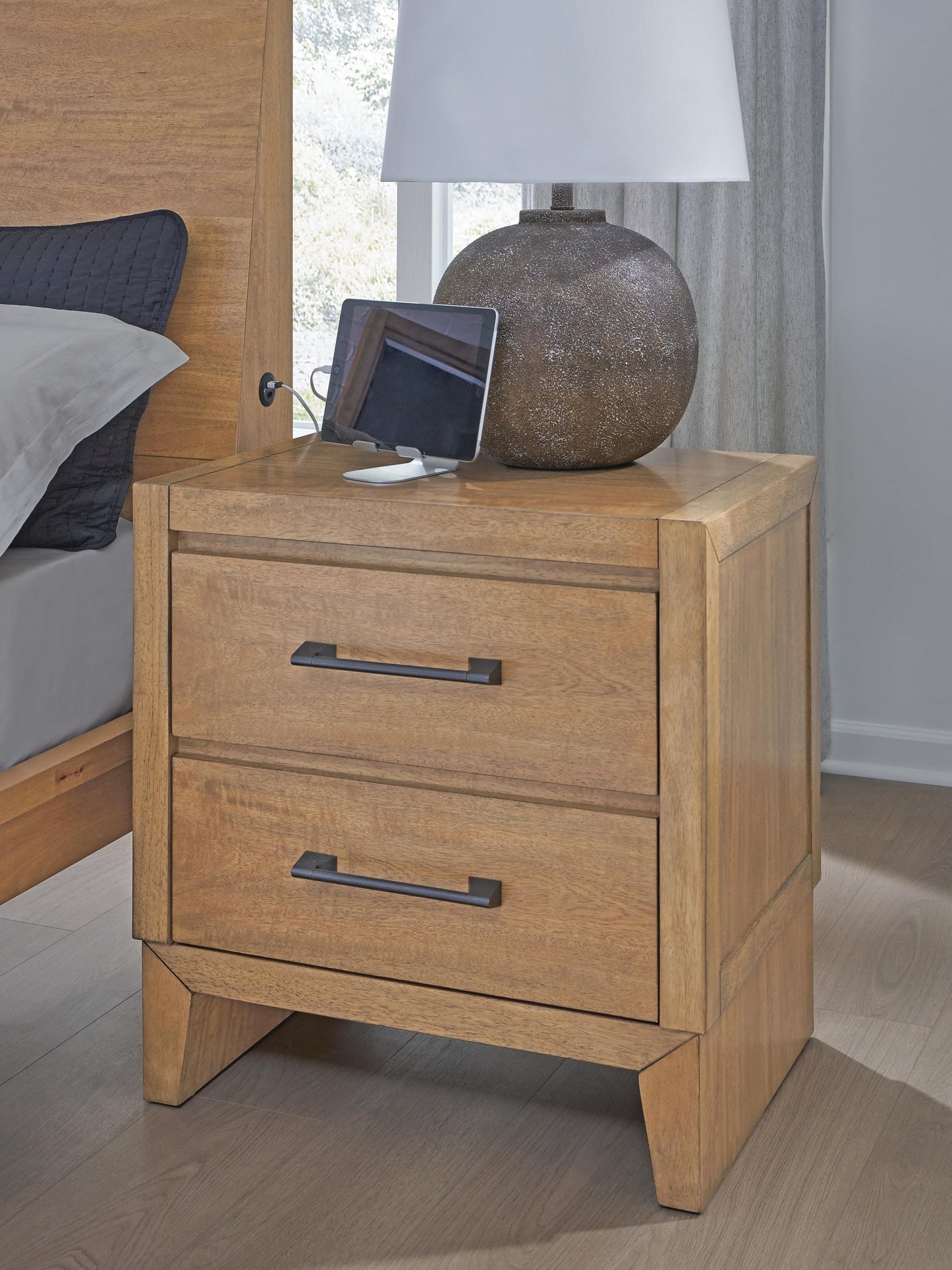 Ashley Express - Mesita de noche de dos cajones Sherbana
