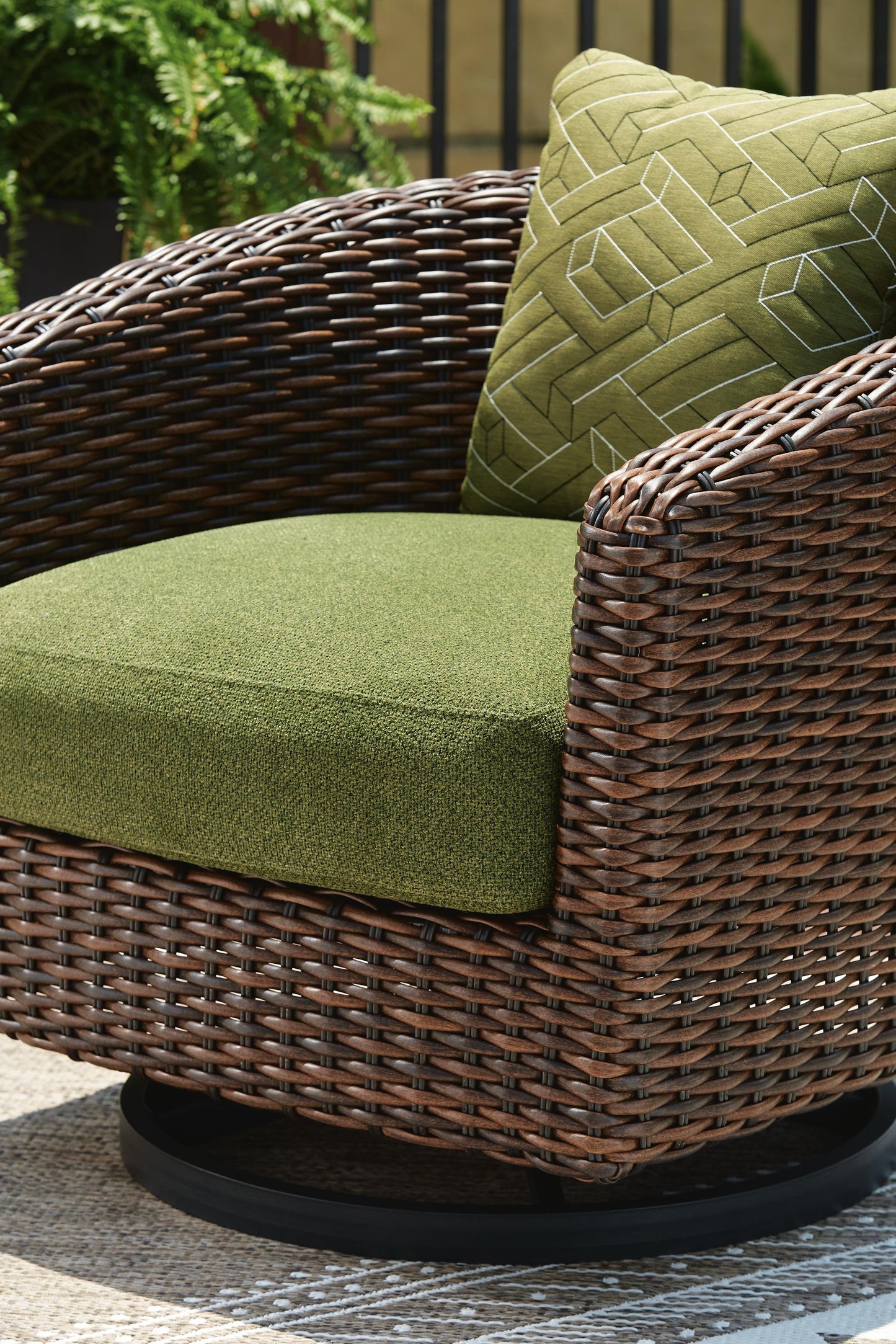 Ashley Express - Horizon Hall - Sillón giratorio con cojín