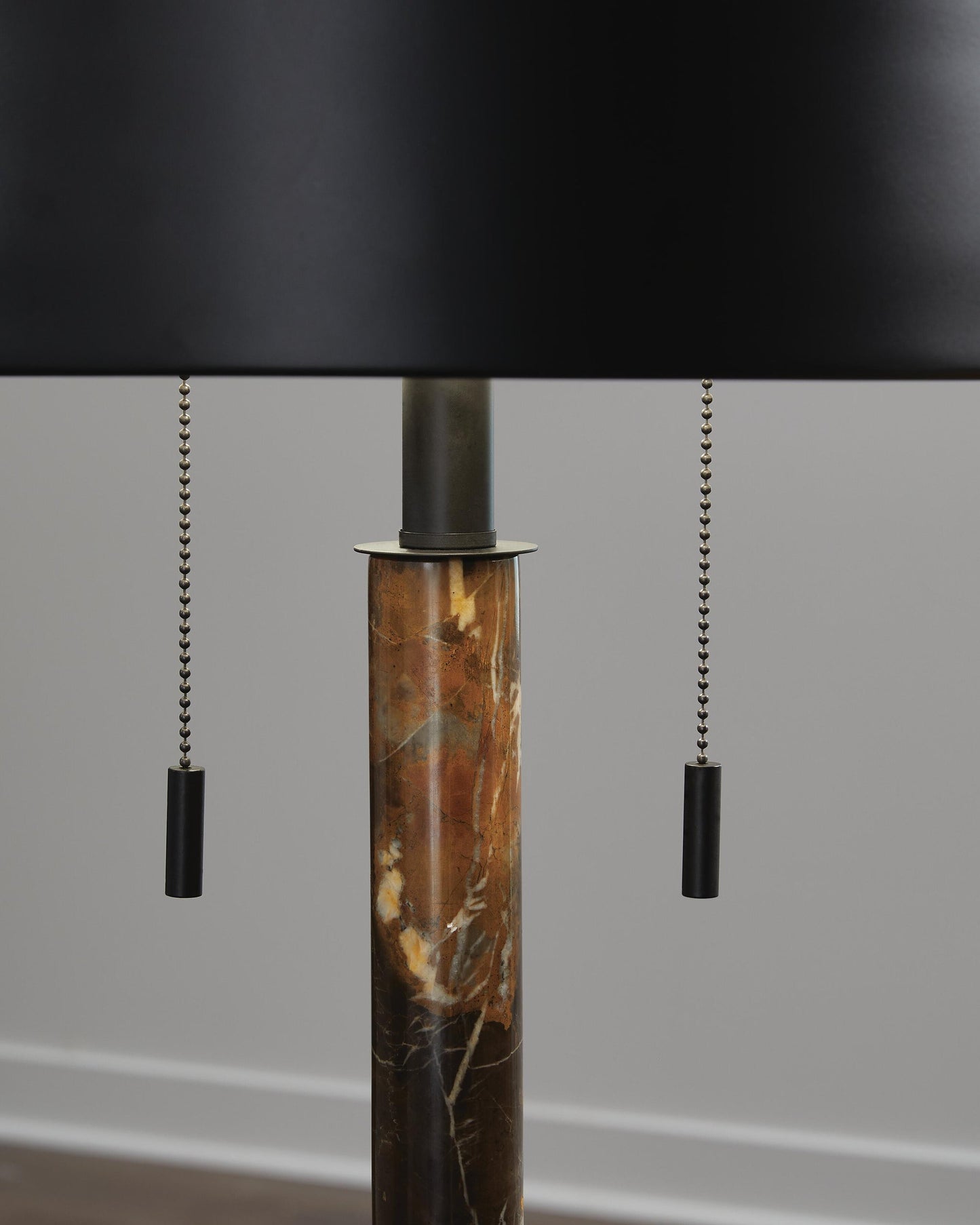 Ashley Express - Lámpara de mesa de metal Alanbert (1 unidad)