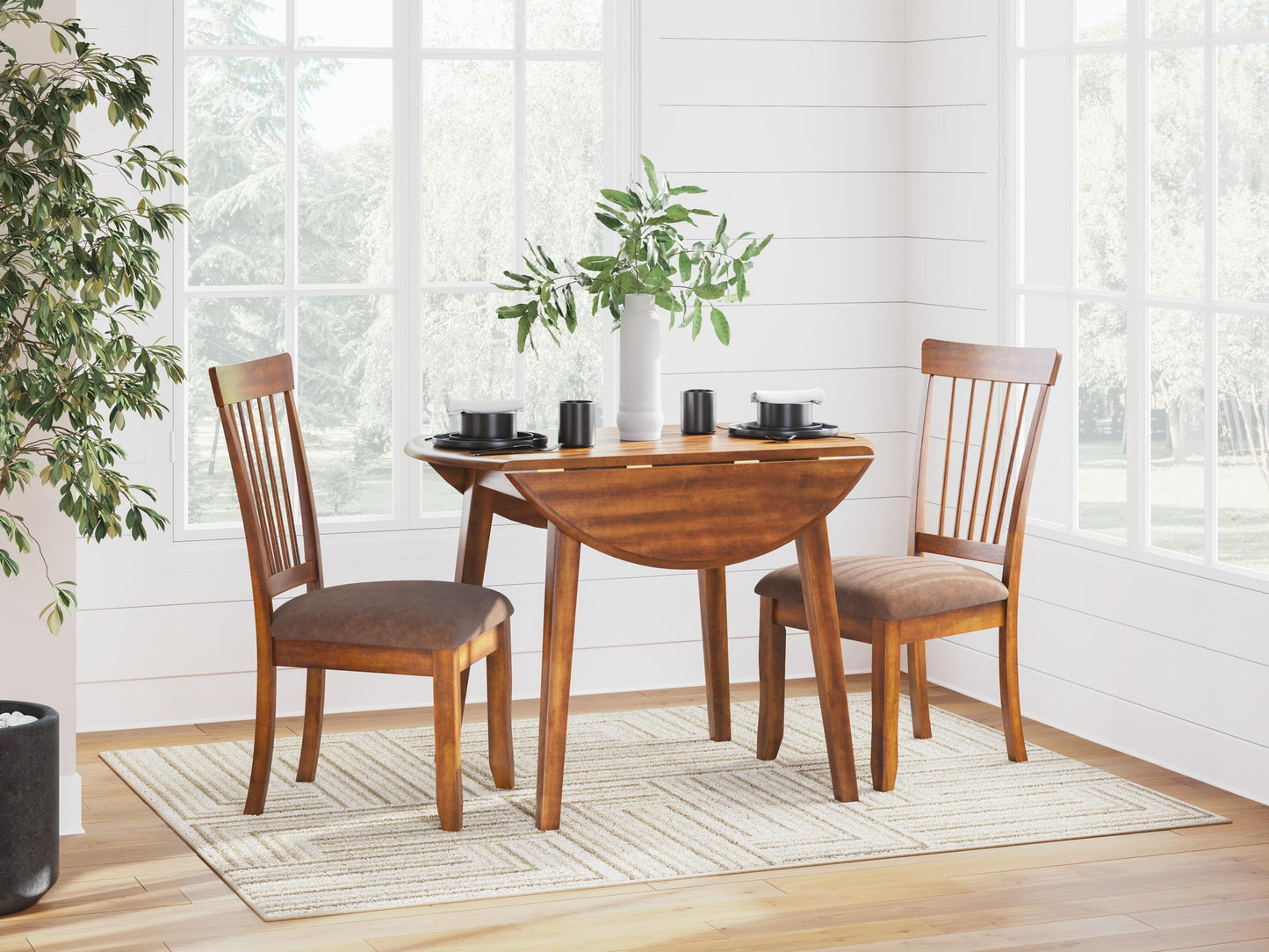 Ashley Express - Mesa de comedor Berringer y dos sillas