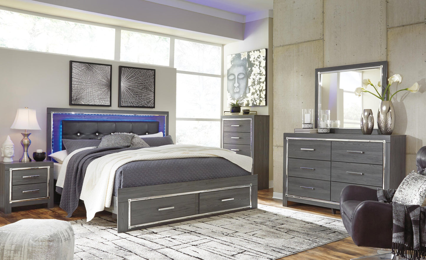 Cama King Lodanna con dos cajones, cómoda con espejo y mesita de noche